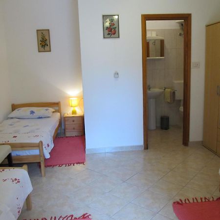 Apartments Vesna With Pool - New! Sveti Lovreč Pazenatički Quarto foto