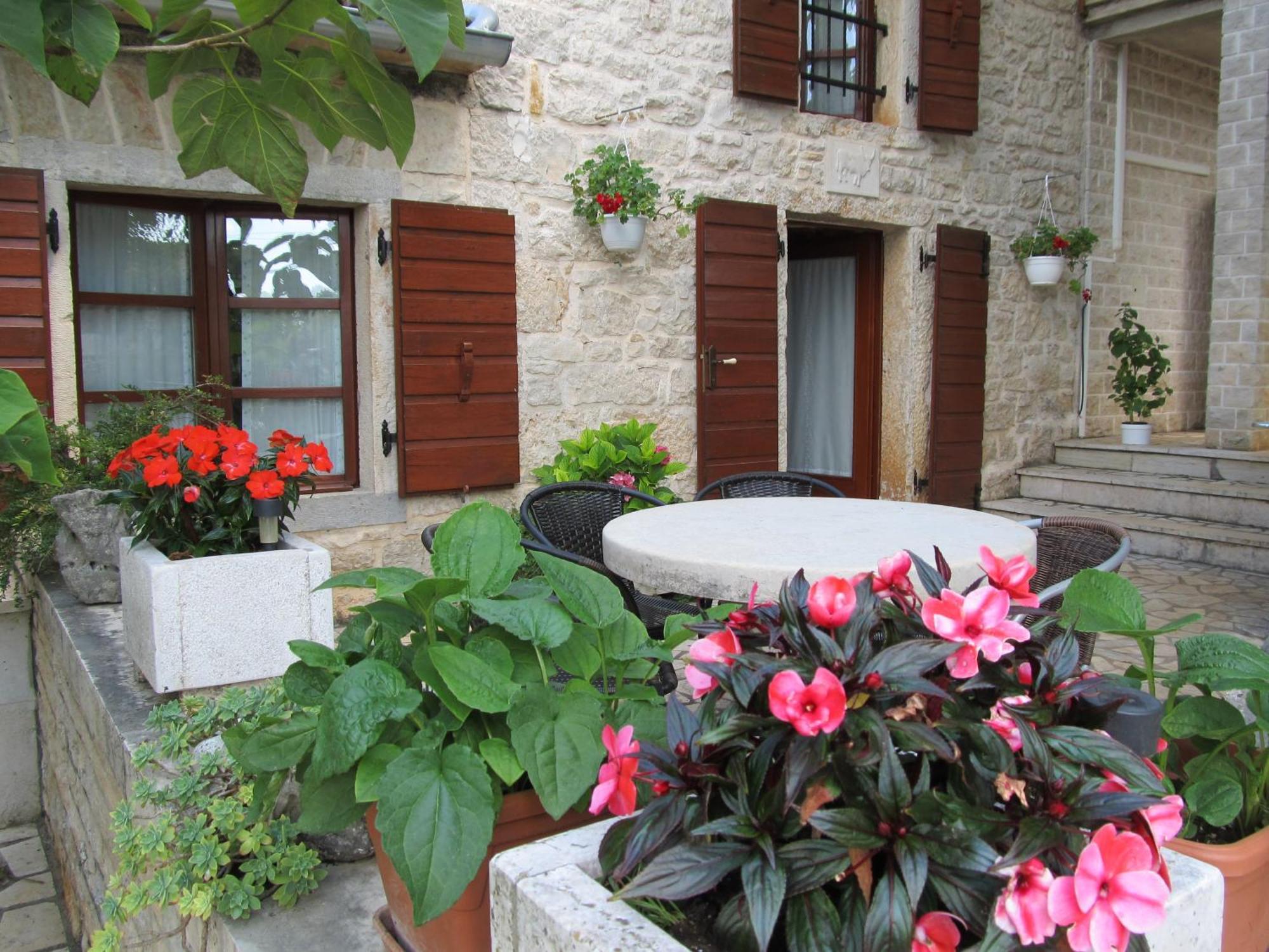 Apartments Vesna With Pool - New! Sveti Lovreč Pazenatički Quarto foto